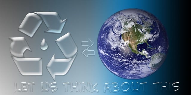  znak recyklingu oraz kula ziemska zdjęcie satelitarne